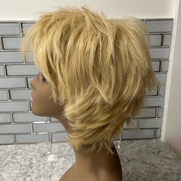 Sale! Sexy Blonde Short Layered Shaggy Bob Wig - Picture 3 of 7
